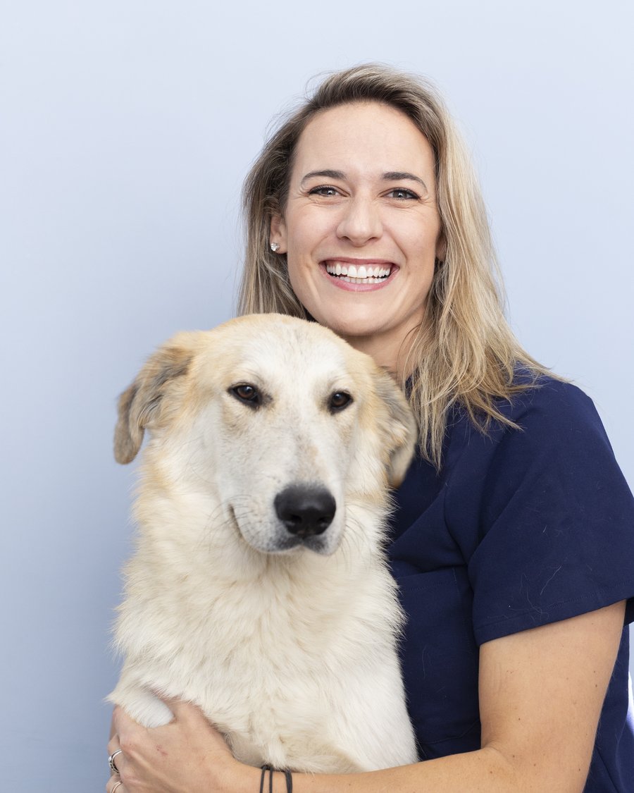 Eleonora Facchinelli smiling, holding a white dog